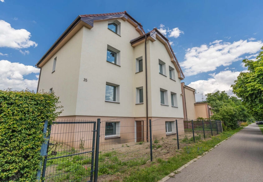 Duży dom wielorodzinny 3 piętrowy + piwnica