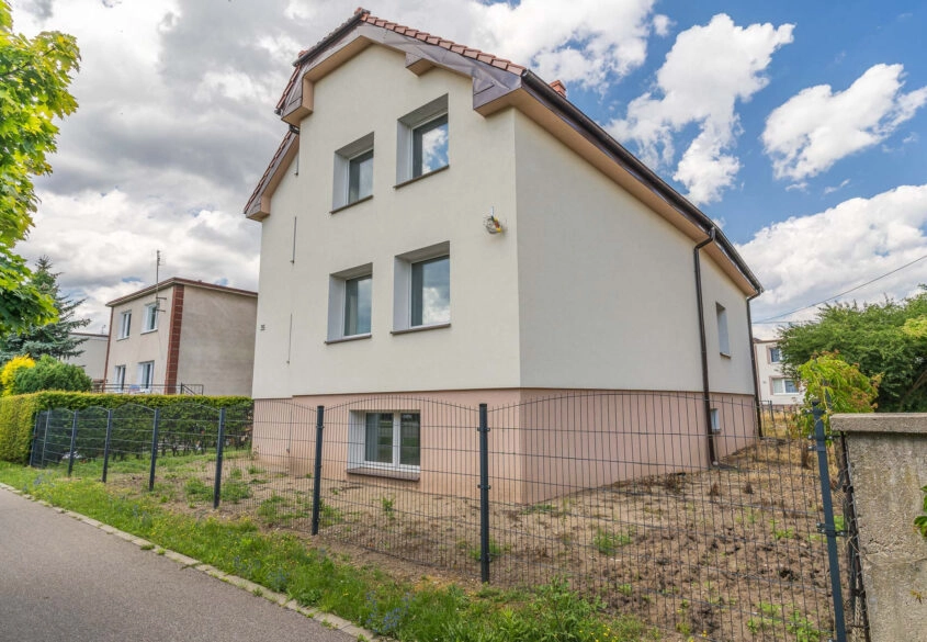 Duży dom wielorodzinny 3 piętrowy + piwnica