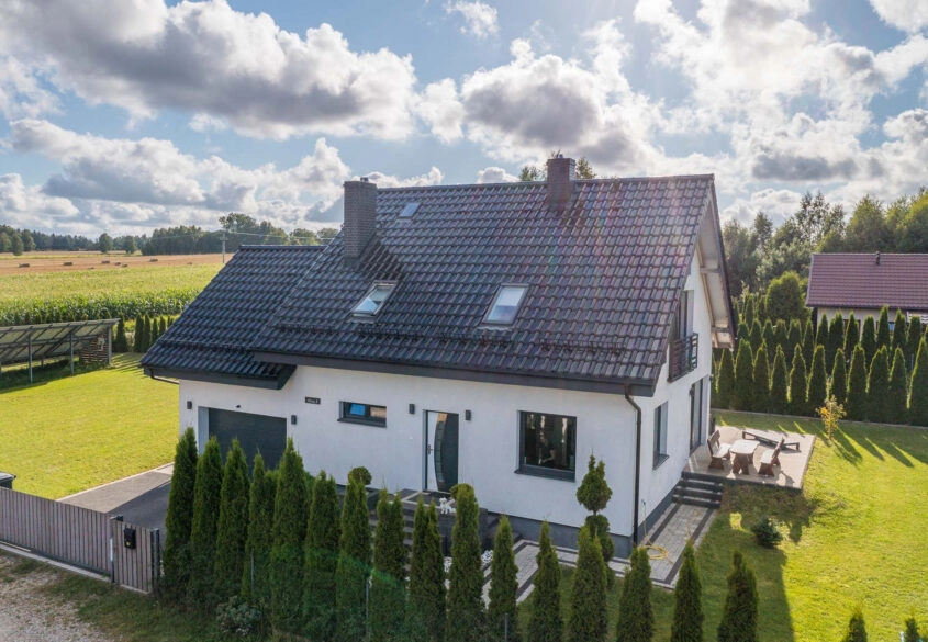 Ładny dom, duża działka, fotowoltaika pompa ciepła