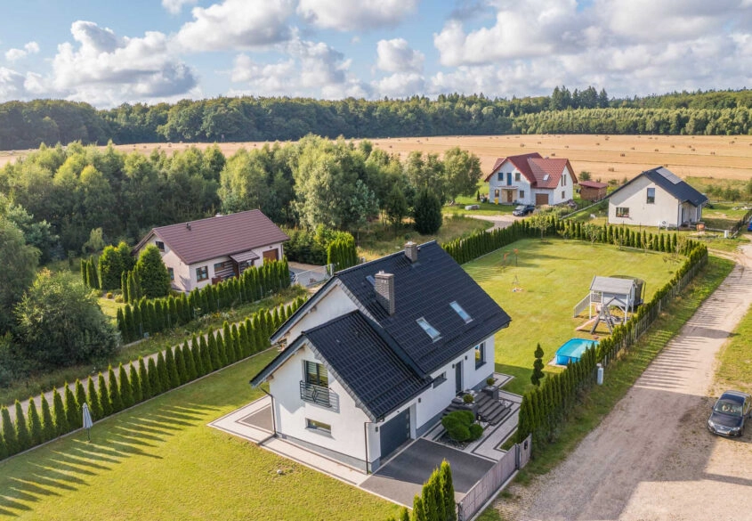 Ładny dom, duża działka, fotowoltaika pompa ciepła