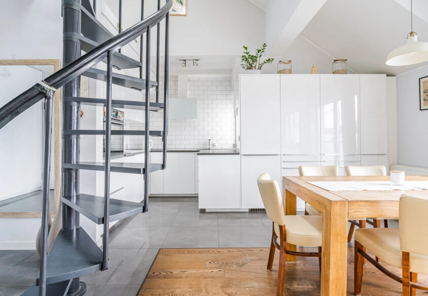 Dwupoziomowe mieszkanie w nowoczesnym stylu