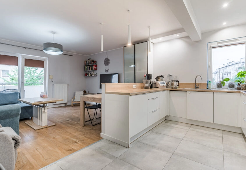 4 pokoje z miejscem posotjowym i komórką !