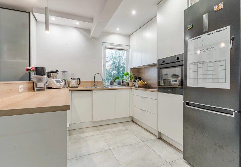 4 pokoje z miejscem posotjowym i komórką !