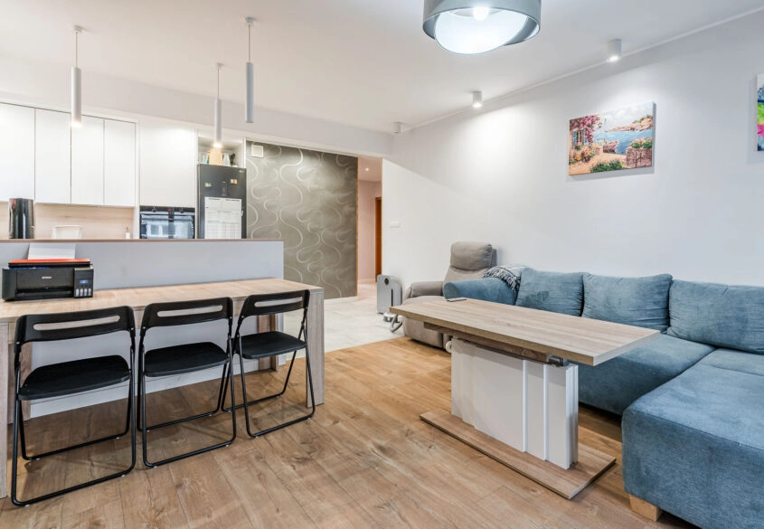 4 pokoje z miejscem posotjowym i komórką !