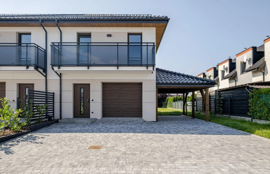 Nowy dom z garażem - słoneczny ogród