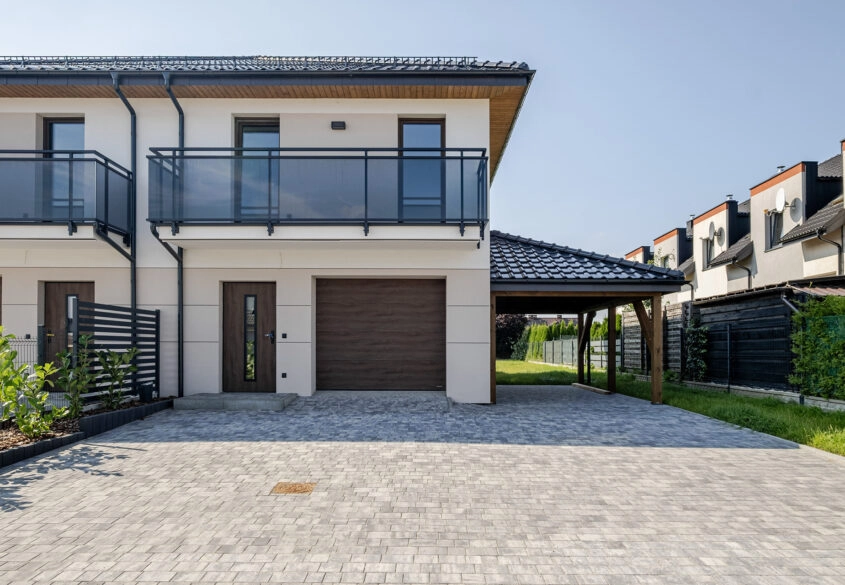 Nowy dom z garażem - słoneczny ogród