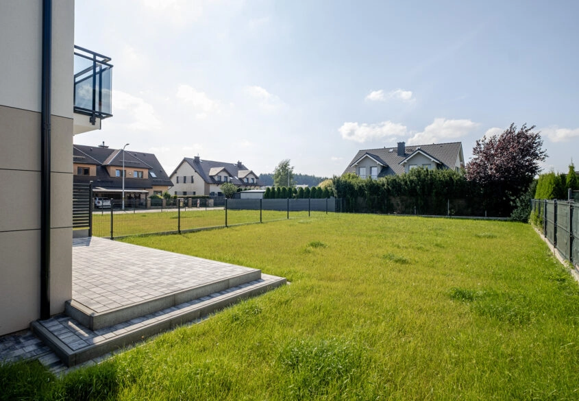 Nowy dom z garażem - słoneczny ogród