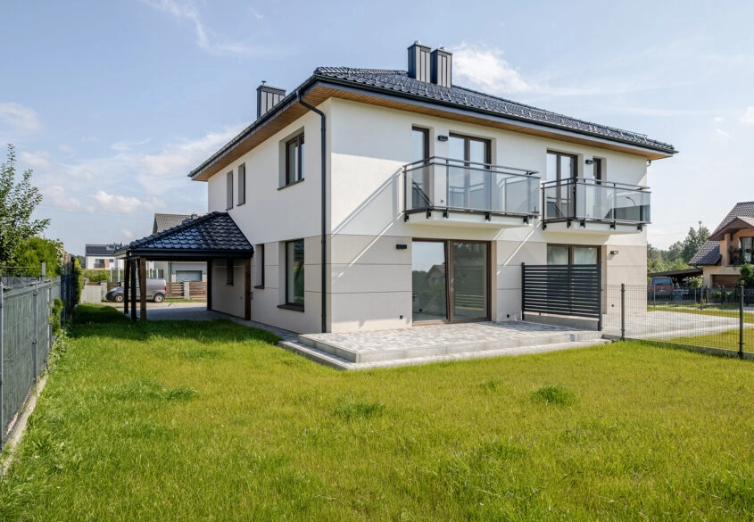 Nowy dom z garażem - słoneczny ogród