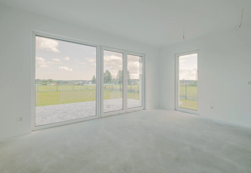 Dom z garażem na słonecznej działce Kębłowo