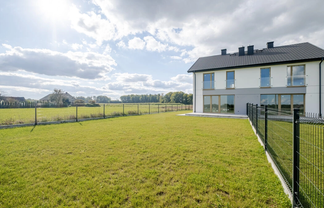 Dom z garażem na słonecznej działce Kębłowo