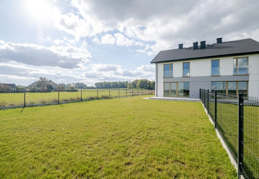 Dom z garażem na słonecznej działce Kębłowo