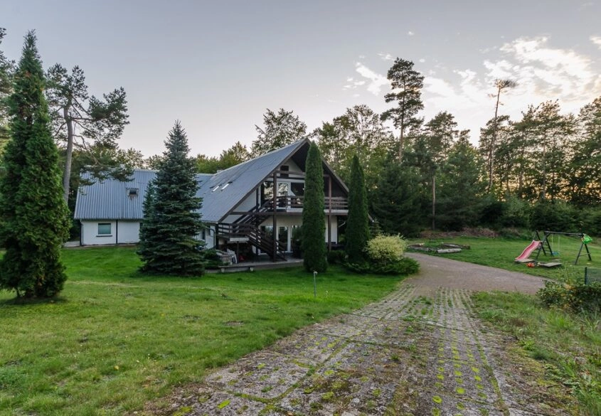 2,2 ha - ok. 300m linii brzegowej - 46 miejsc