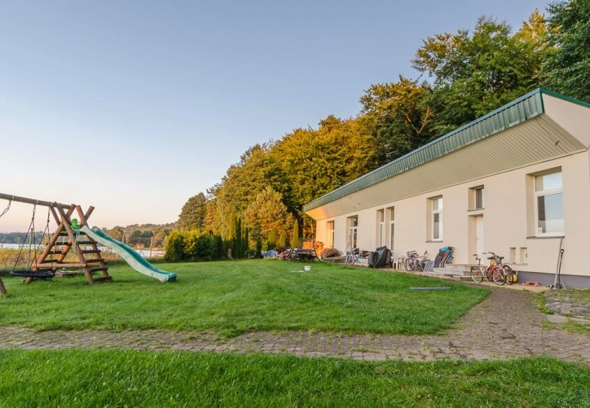 2,2 ha - ok. 300m linii brzegowej - 46 miejsc