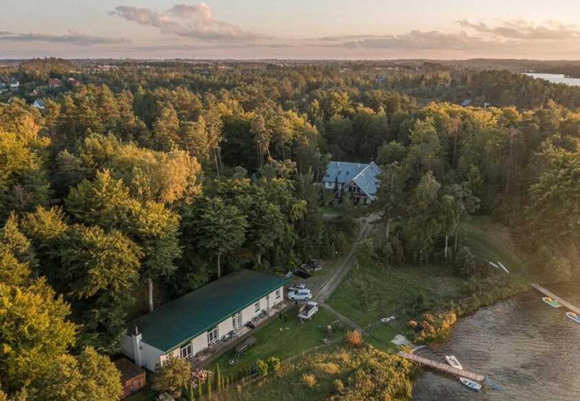 2,2 ha - ok. 300m linii brzegowej - 46 miejsc