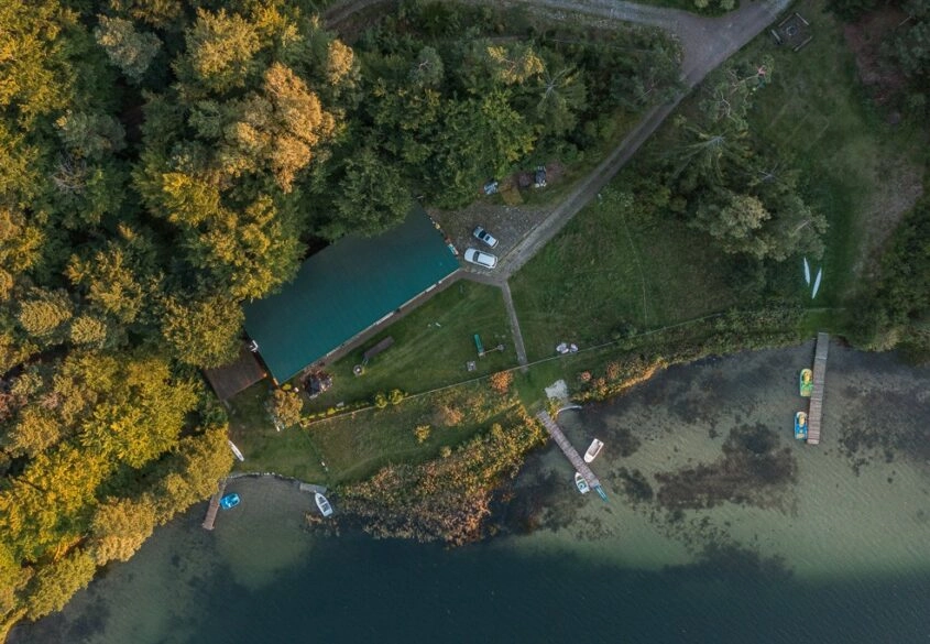 2,2 ha - ok. 300m linii brzegowej - 46 miejsc