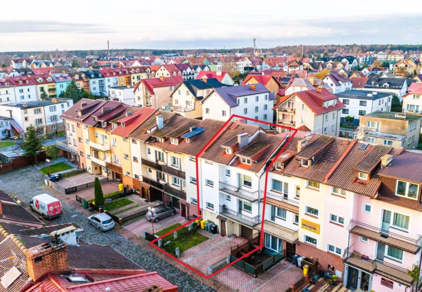 DOM Z 6 NIEZALEŻNYMI APARTAMENTAMI W ŁEBIE