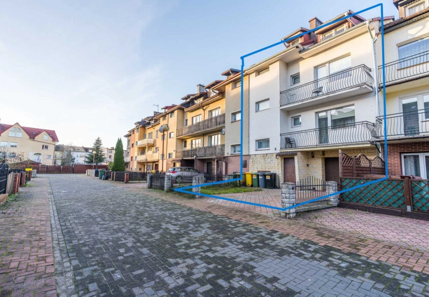 DOM Z 6 NIEZALEŻNYMI APARTAMENTAMI W ŁEBIE