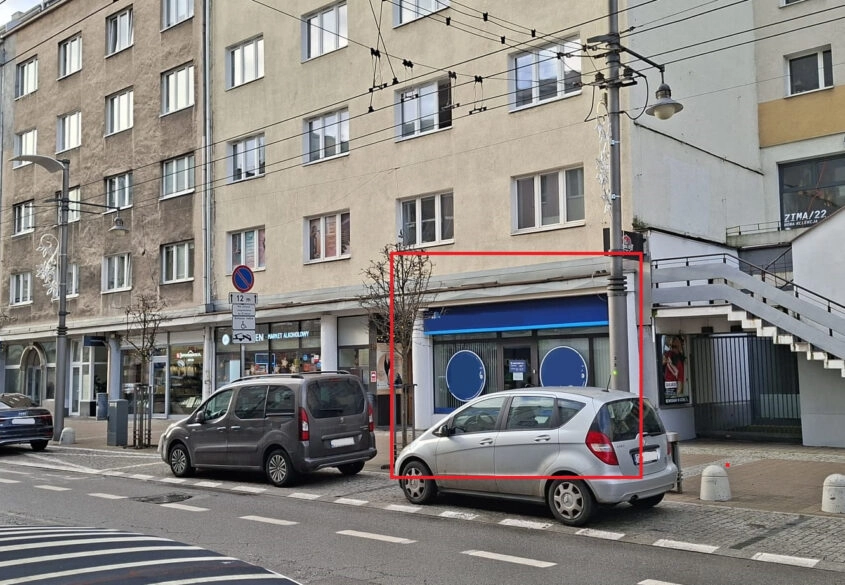 Świętojańska - lokal na parterze z dużą witryną