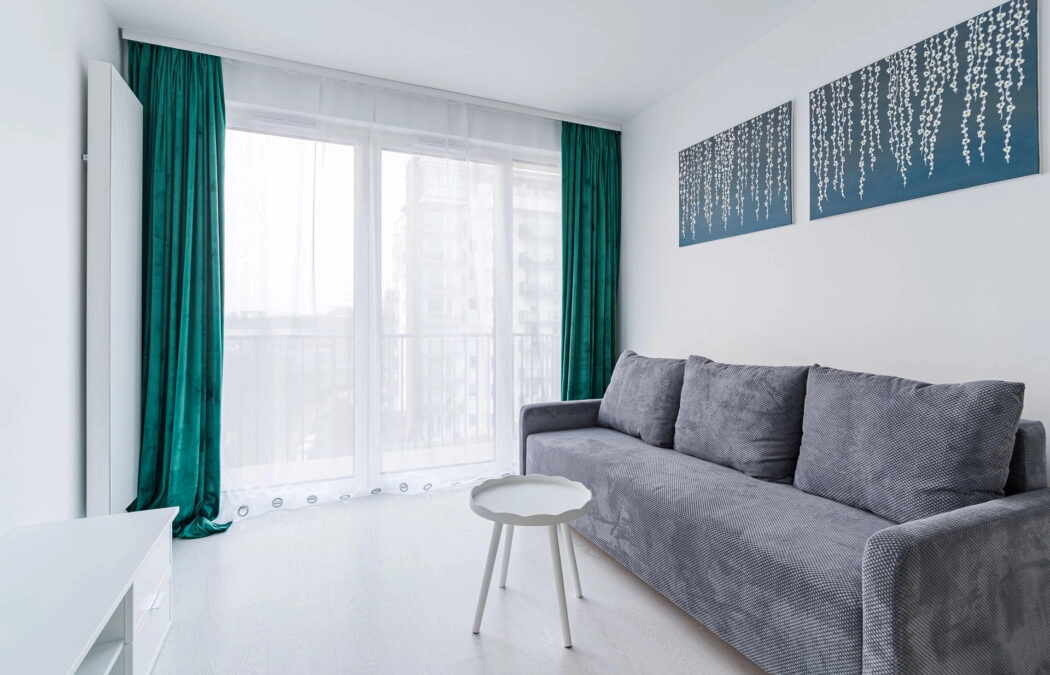 Nowe umeblowane z hala garażową i koórką.