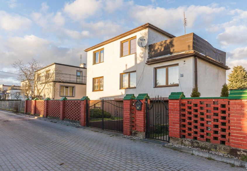 Dom z dwoma lokalami mieszkalnymi!