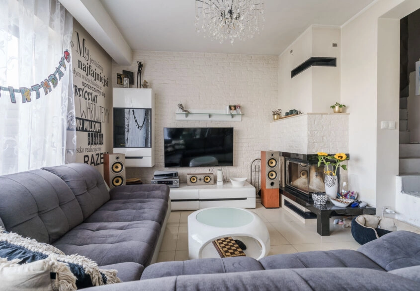 Dom z garazem w otoczeniu lasów