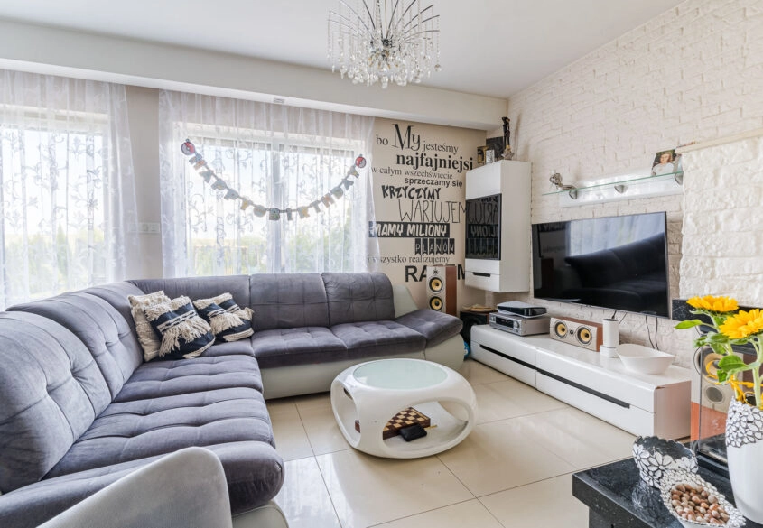 Dom z garazem w otoczeniu lasów