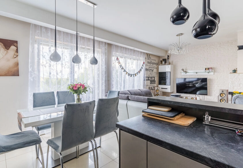 Dom z garazem w otoczeniu lasów