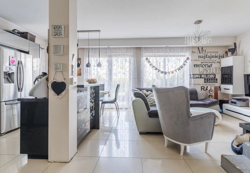 Dom z garazem w otoczeniu lasów