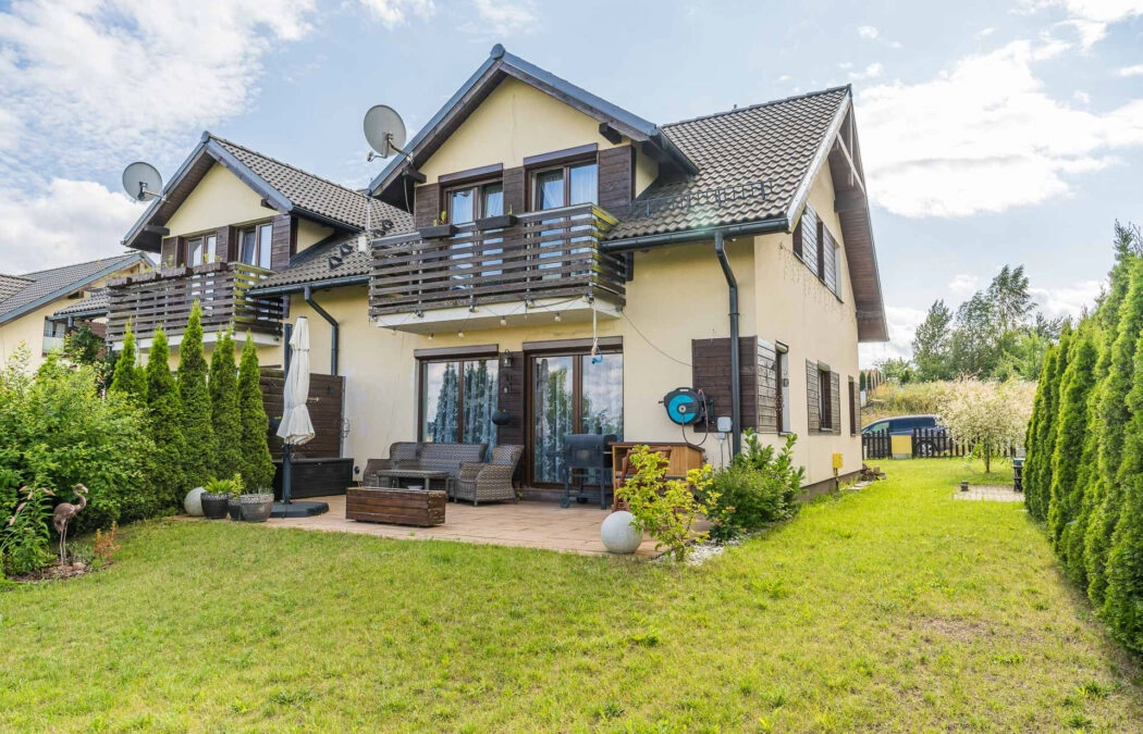 Dom z garazem w otoczeniu lasów