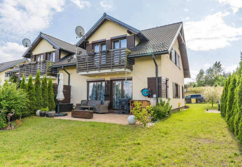 Dom z garazem w otoczeniu lasów