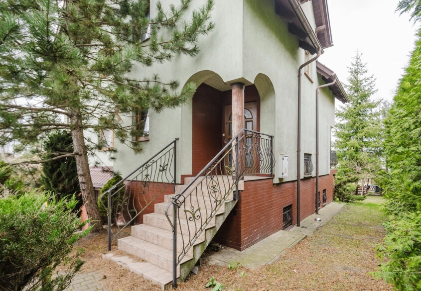 Dom wolnostojący 150 m2 pow. uż. na działce 916 m2