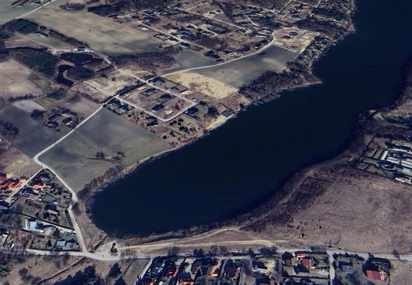 Działki budowlane z dostępem do jeziora.