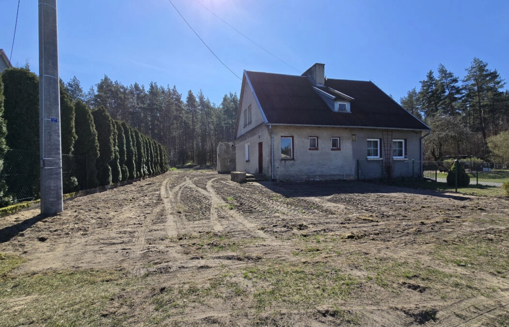 Dom w zabudowie bliźniaczej w cichej okolicy.