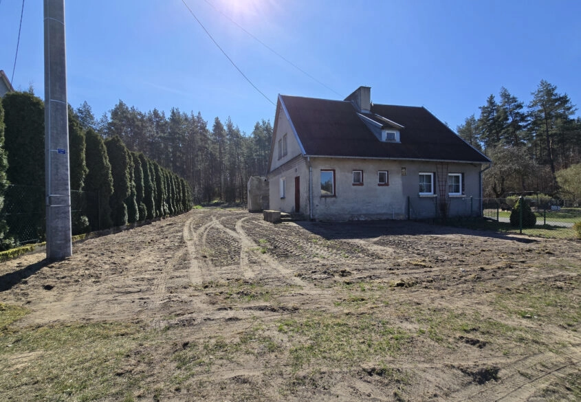 Dom w zabudowie bliźniaczej w cichej okolicy.