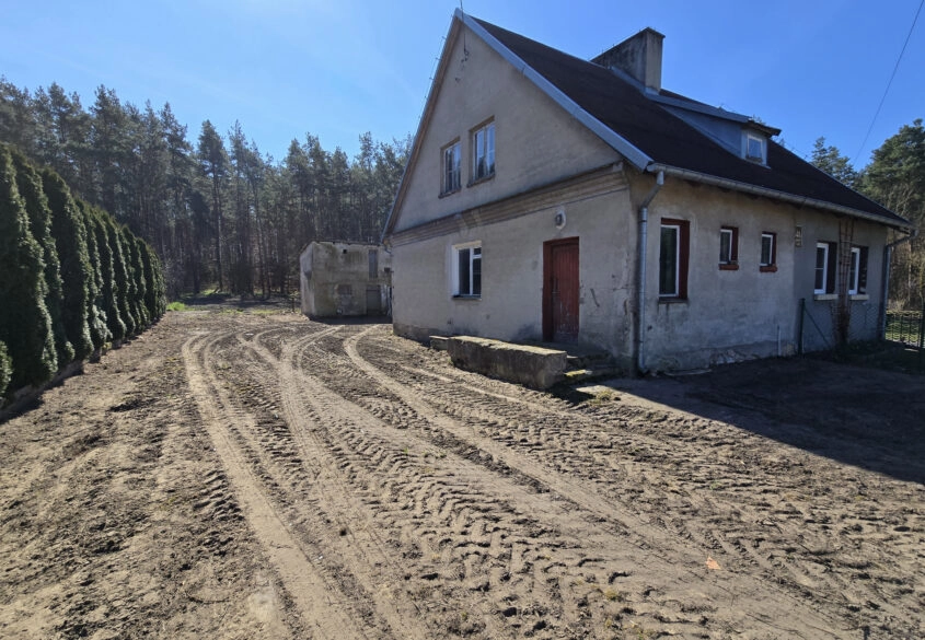 Dom w zabudowie bliźniaczej w cichej okolicy.