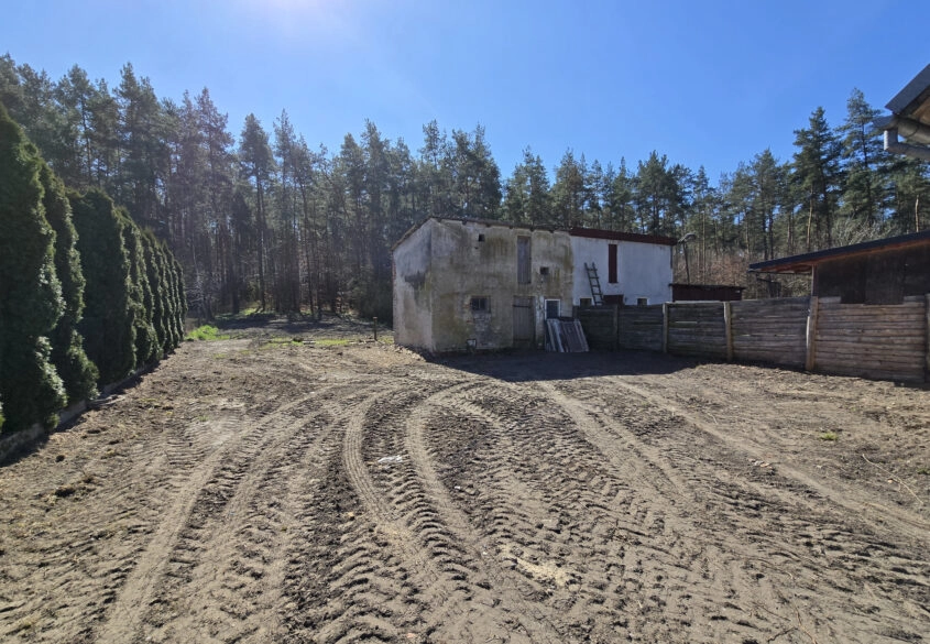 Dom w zabudowie bliźniaczej w cichej okolicy.