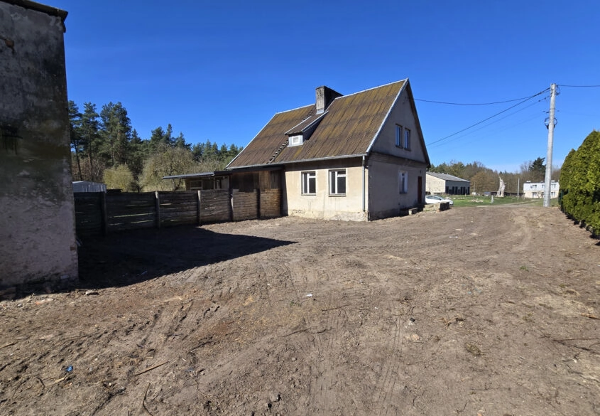 Dom w zabudowie bliźniaczej w cichej okolicy.