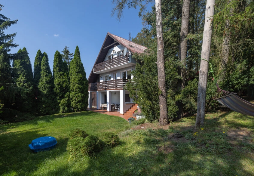 Urokliwy dom położony w otoczeniu jezior i lasów!