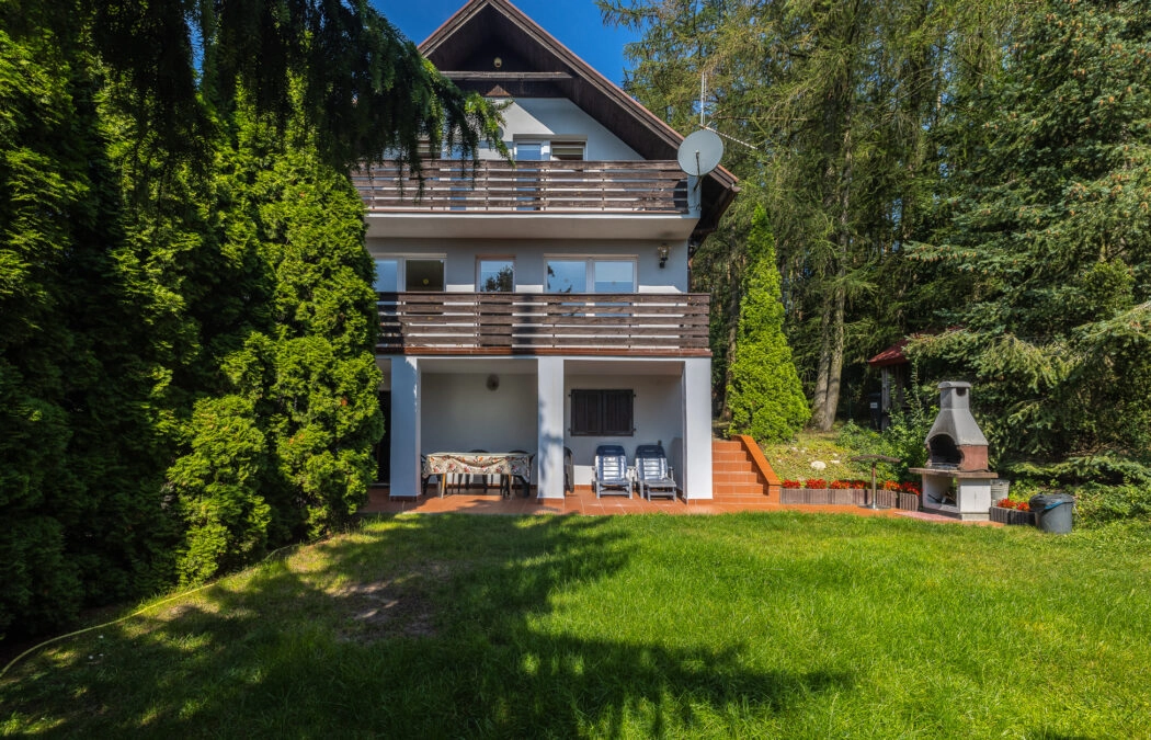 Urokliwy dom położony w otoczeniu jezior i lasów!