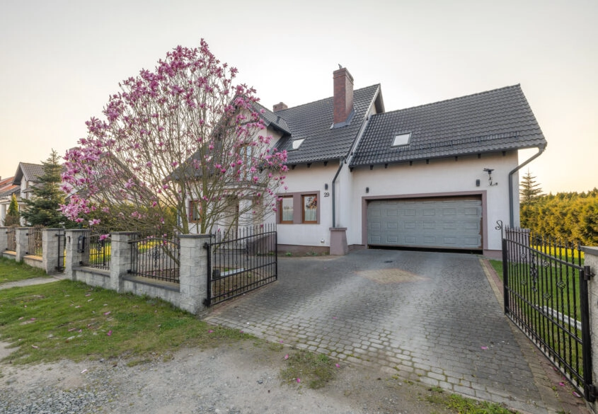 Dom z garażem na dużej działce!