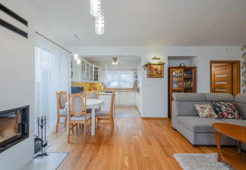 Dom w Żukczynie-spokojna okolica, blisko miasta