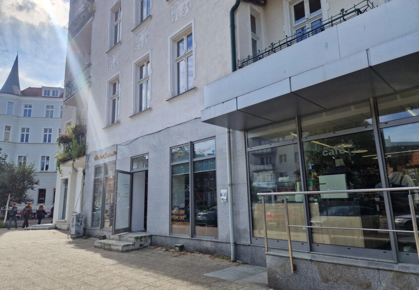 Dmowskiego- parter/witryna/2 min pieszo do SKM