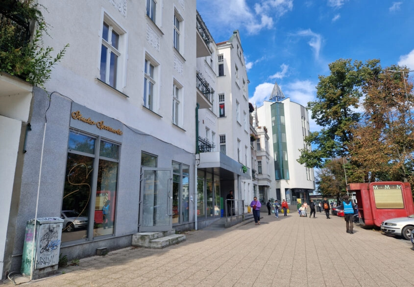 Dmowskiego- parter/witryna/2 min pieszo do SKM