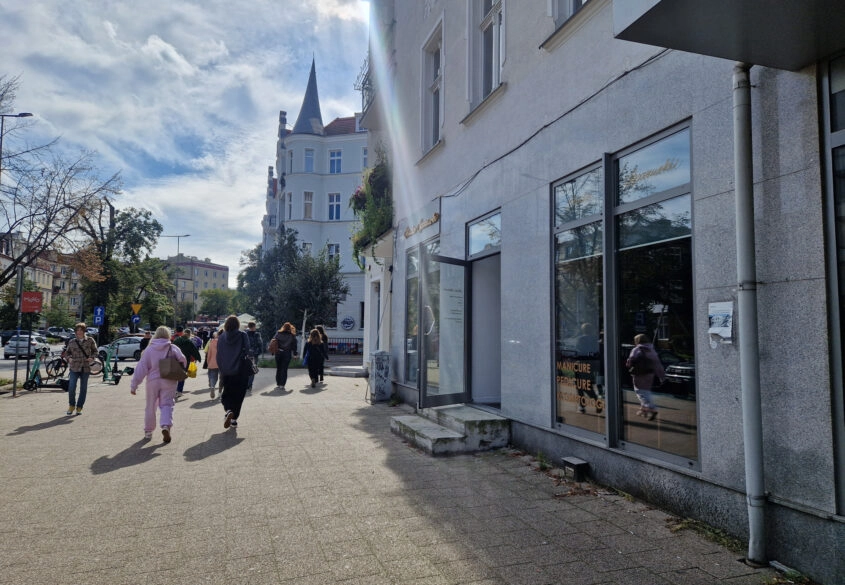 Dmowskiego- parter/witryna/2 min pieszo do SKM