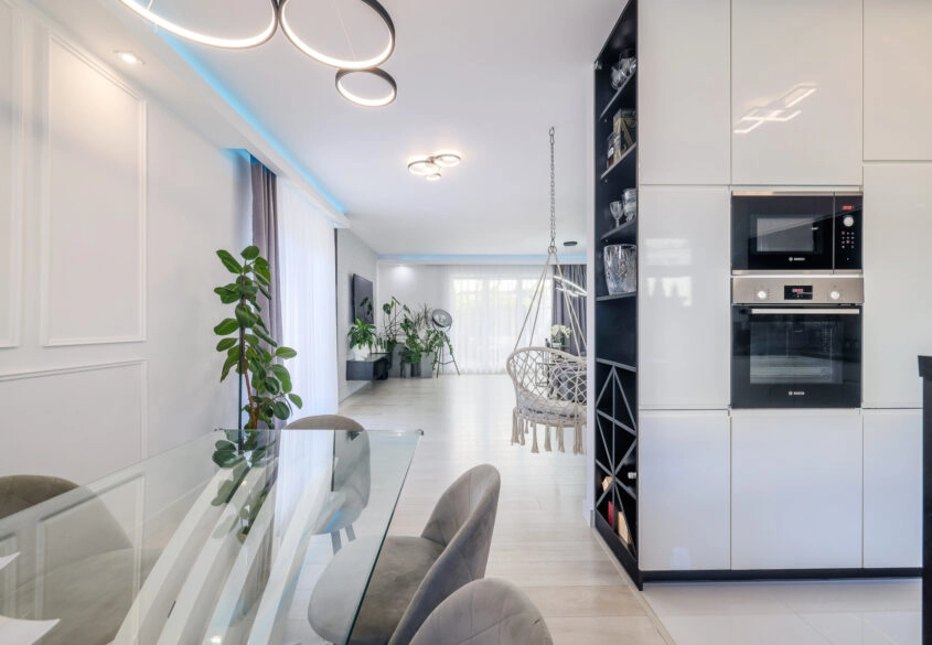 Komfort apartamentu, przestrzeń domu – duży ogród