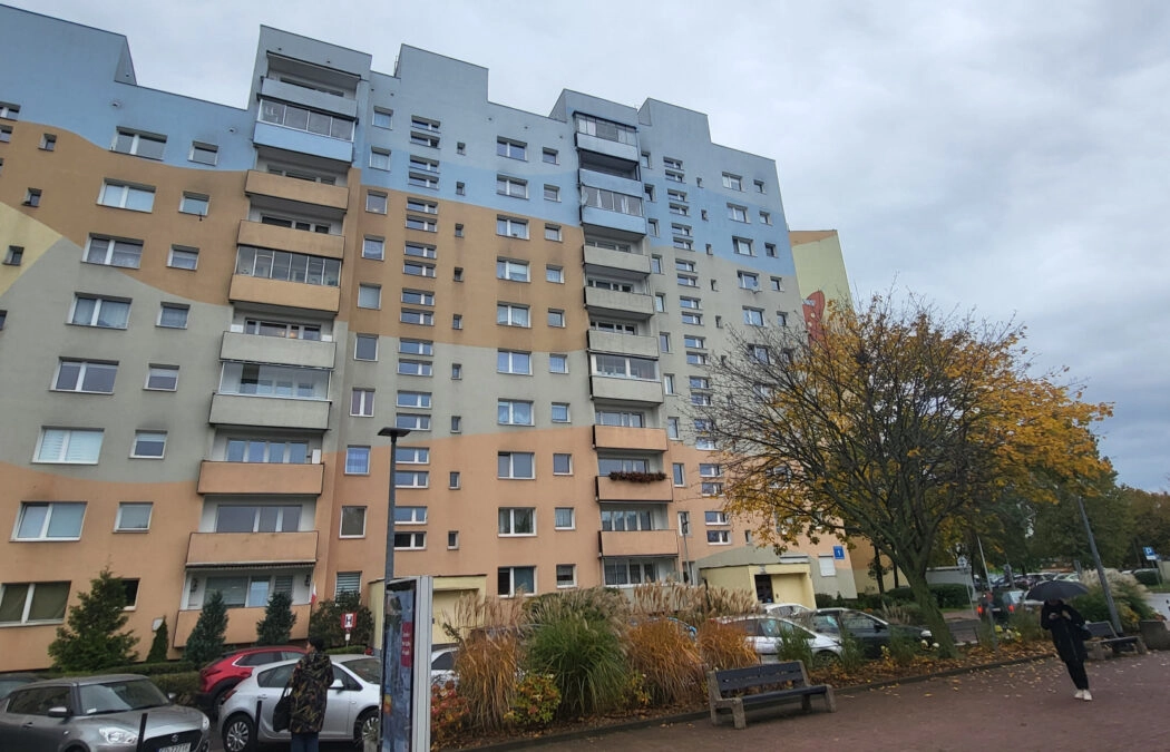 Trzy pokoje z dużym balkonem typu loggia ZASPA