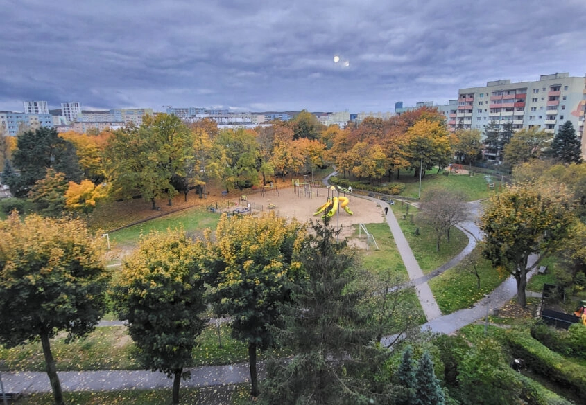 Trzy pokoje z dużym balkonem typu loggia ZASPA