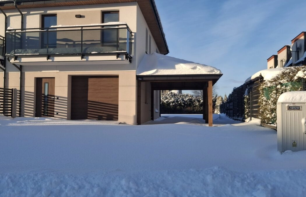 Nowy dom z garażem - słoneczny ogród