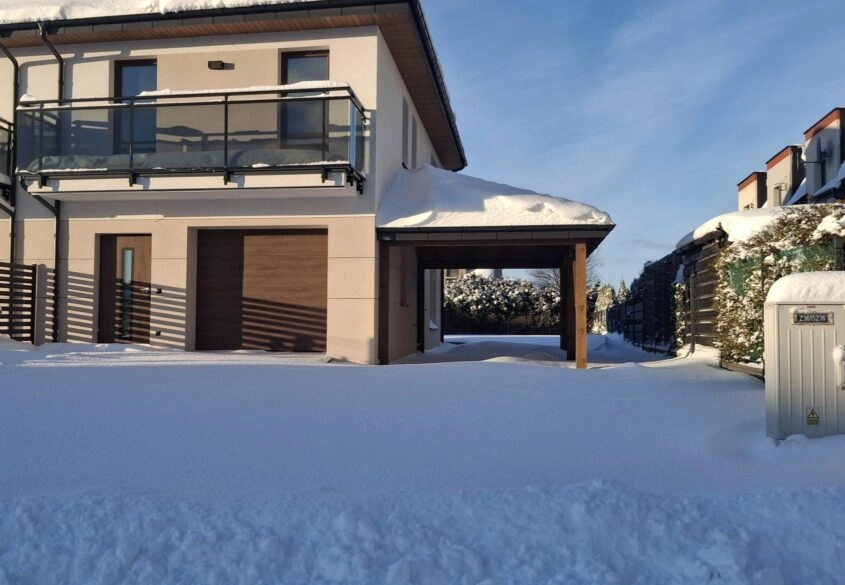 Nowy dom z garażem - słoneczny ogród