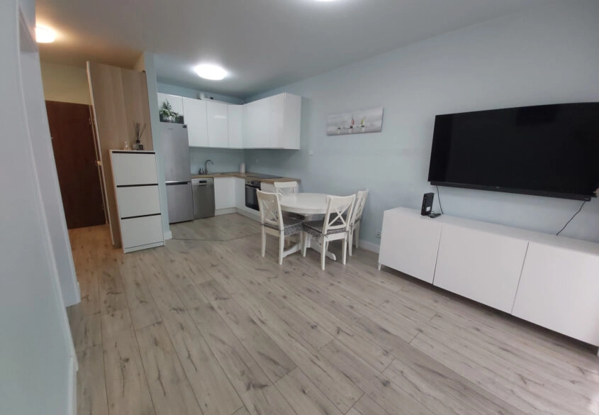 2 pokoje z miejscem w hali i piwnicą